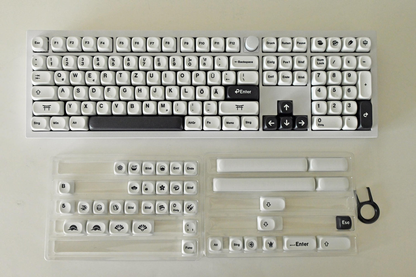 Black and White Japan Theme Keycap Set (German Layout)